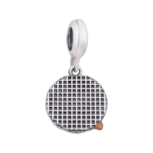 Vooraanzicht van onze Happy Holland collection made by Miss Sterling. De stroopwafel is typisch nederlands en is gemaakt van 925 sterling zilver met een laagje wit goud om extra te laten shinen. In de charm van de stroopwafel staat Holland gegraveerd. Ook komt er een druppeltje stroop uit de bedel die is gemaakt van bruine emaille.