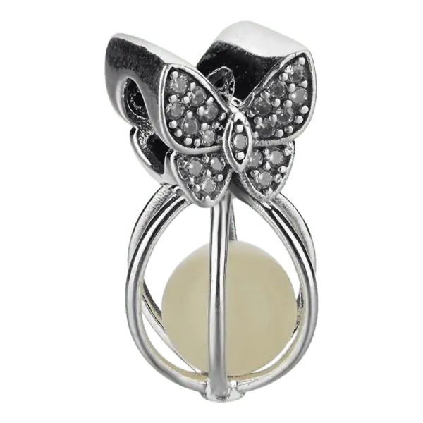 Product Afbeelding Voor en Achteraanzicht van onze prachtige glow in de dark vlinder. Deze vlinder is gemaakt van 925 sterling zilver en helemaal ingelegd met zirkonia's. Deze bead butterfly heeft een kooi met balletje die licht geeft.