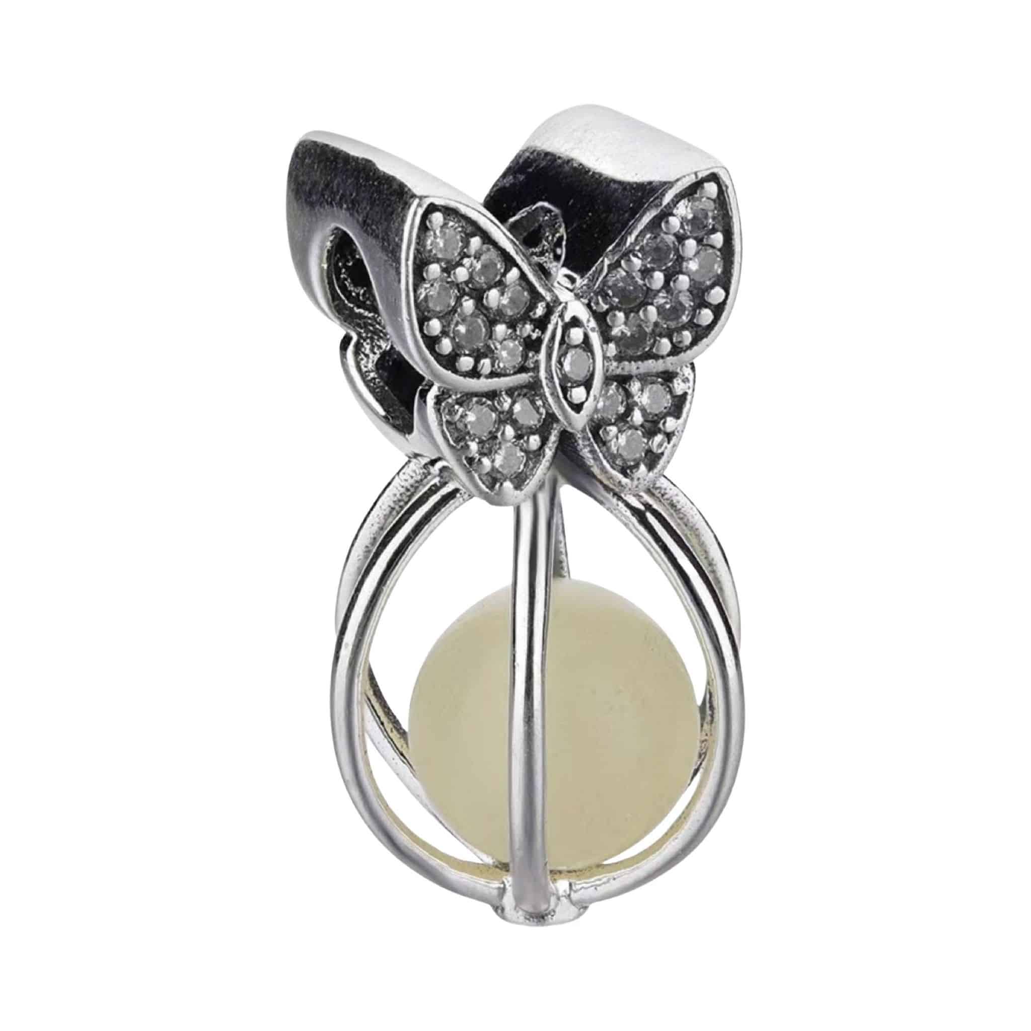 Product Afbeelding Voor en Achteraanzicht van onze prachtige glow in de dark vlinder. Deze vlinder is gemaakt van 925 sterling zilver en helemaal ingelegd met zirkonia's. Deze bead butterfly heeft een kooi met balletje die licht geeft.