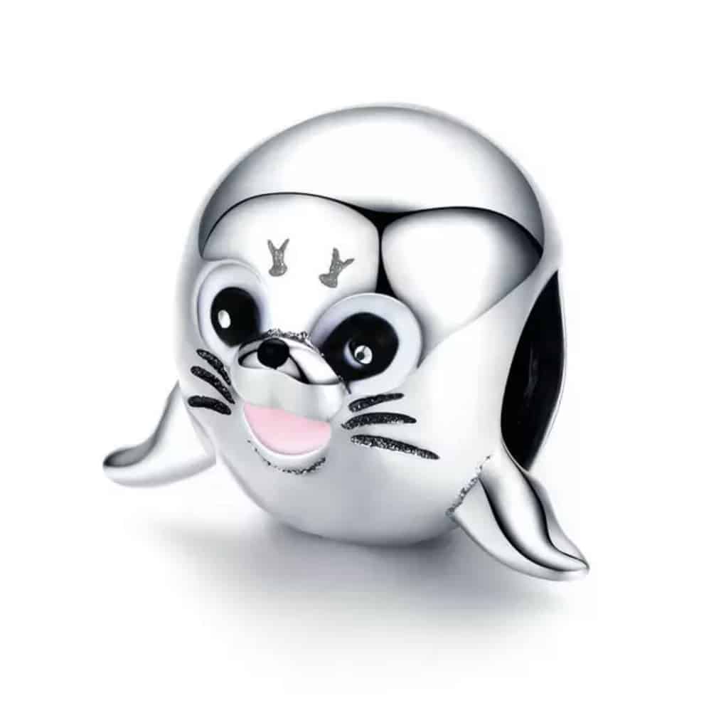 Product Afbeelding Vooraanzicht van deze nieuwe zeehond bedel. Schattige zee hond met zwarte en roze emaille. Deze zeehond bead is een lieverd die gemaakt is van 925 sterling zilver.