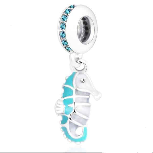 Product Afbeelding Vooraanzicht van onze nieuwe oceaan bedel. Dit prachige zeepaardje is gemaakt van 925 sterling zilver en emaille in de kleur mint en blauw. Dit prachtige paardje heeft een charm die is ingelegd met verschillende kleuren blauw en groen zirkonia's. Een echte eyecatcher voor aan je bedelarmband