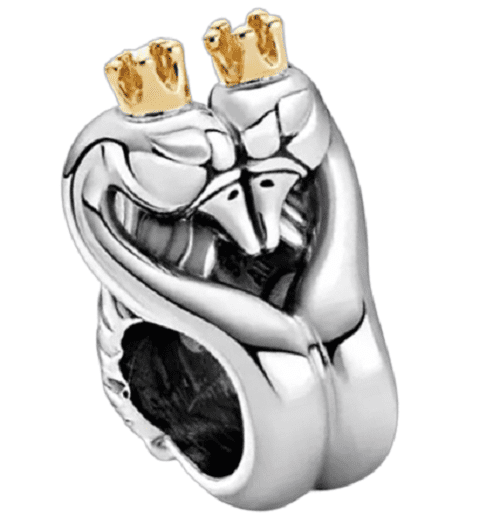 Product Afbeelding Vooraanzicht van deze verliefde zwanen met kroontjes. Een symbool voor loyaliteit en liefde. Samen vormen ze een hart gemaakt van 925-sterling zilver
