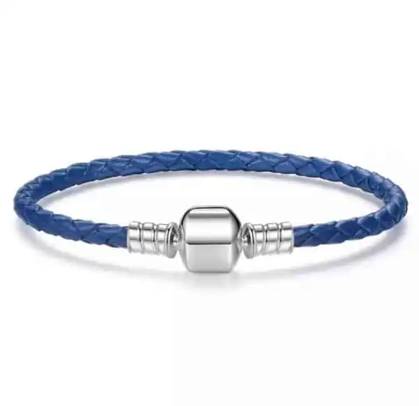 Product Afbeelding Vooraanzicht van onze nieuwe lederen armband delfts blauw leder. Deze leren armband staat mooi met onze nieuwe bedels uit de happy holland collectie. De sluiting is gemaakt van 925 sterling zilver.