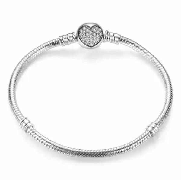 Product Afbeelding Bovenaanzicht van onze prachtige bedelarmband uit de collectie armband. Deze prachtige bedel armband is gemaakt van 925 sterling zilver en verkrijgbaar in verschillende maten. De sluiting is een bol met 2 harten voor en achter ingelegd met zirkonia.