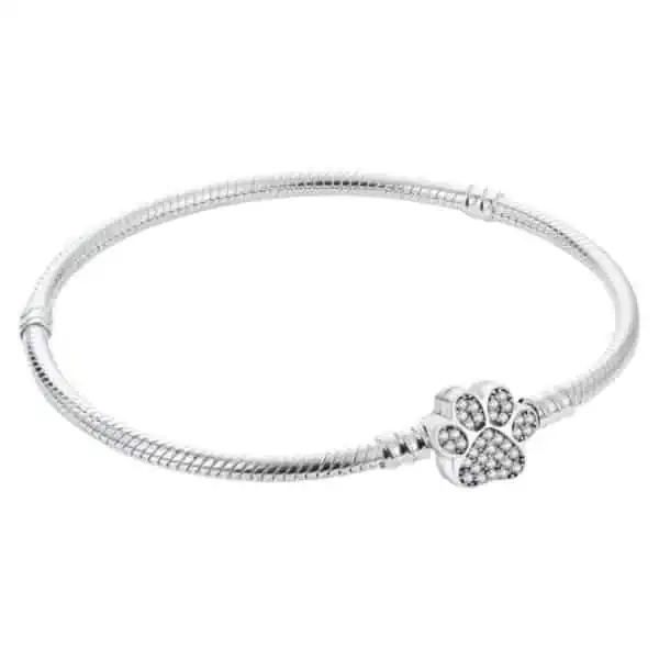 Product Afbeelding Vooraanzicht van onze nieuwe bedelarmband met hondenpoot sluiting. De sluiting is gemaakt van 925 sterling zilver net als de gehele bedelarmband. De sluiting is geheel ingelegd met zirkonia aan beide kanten. Dit honden pootje armband is een mega leuk cadeau voor echte honden liefhebbers. Verkrijgbaar in 4 maten.