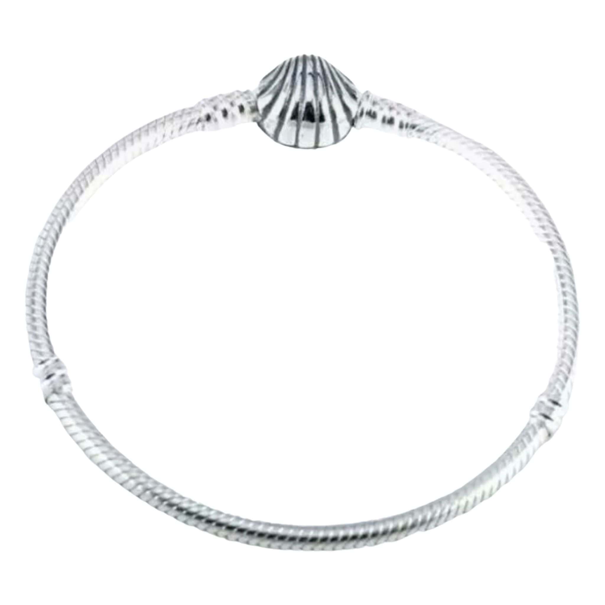 Product Afbeelding Vooraanzicht van onze prachtige bedelarmband met schelp sluiting. De armband voor je bedels is gemaakt van 925 sterling zilver en verkrijgbaar in verschillende maten.