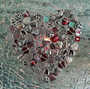 Product Sfeerafbeelding bovenaanzicht van onze sfeerfoto met alle hart bedeltjes uit onze collectie. Deze bedels zijn een perfect cadeau voor Valentijn en gemaakt van 925 sterling zilver.