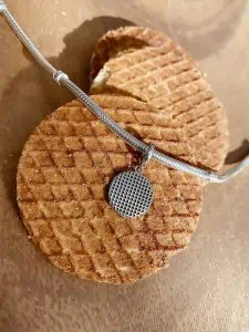 Het verhaal achter de bedel sfeerfoto over het verhaal van de stroopwafel en hoe je Nederland kan missen. Bedel fans vertellen hier unieke, persoonlijke verhalen bij hun favoriete zilveren bedeltje of sieraad . 