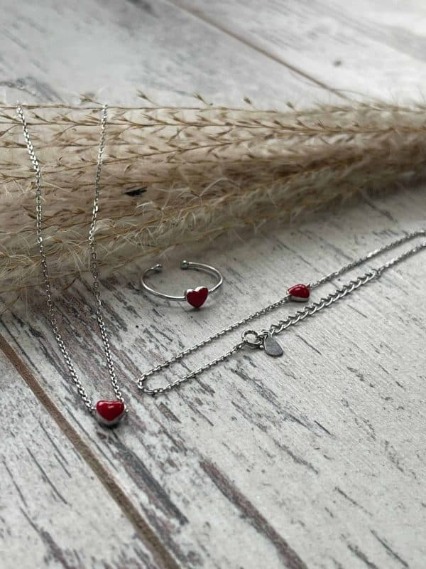 Onze prachtige cadeau set met kleine rode hartjes. De ketting, de armband en ring zijn voorzien van een klein mooi rood hartje. Allemaal gemaakt van 925 sterling zilver. Happy Valentijn.