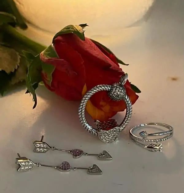 Vooraanzicht van onze prachtige nieuwe cupido cadeauset. Deze cadeauset bevat eewn ring met pijl en boog om de vinger heen. De ketting hanger heeft een pijl en boog bedel eraan hangen. En om het helemaal af te maken, prachtige long chain oorbellen met pijl en boog. Allemaal gemaakt met 925 sterling zilver.