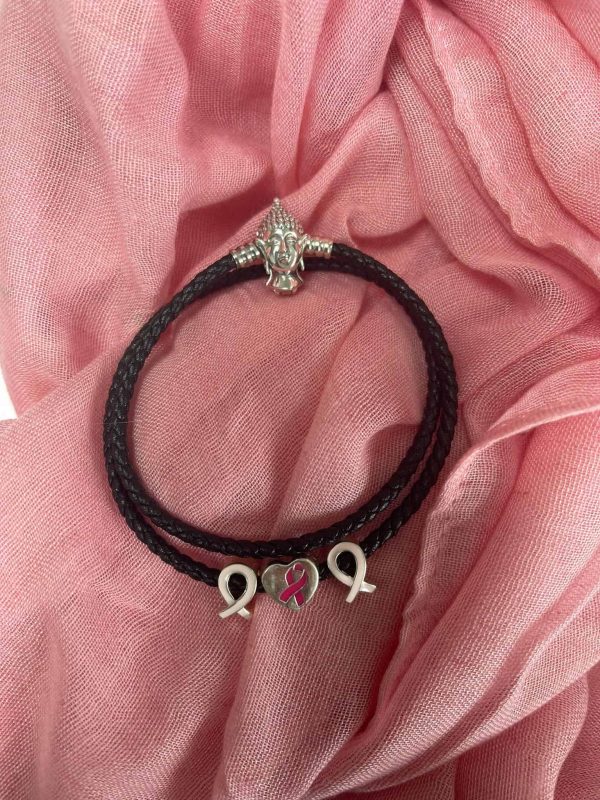 Product Afbeelding Overzicht van onze Pink Ribbon cadeauset. Prachtige lintjes en in het midden een hart van Pink Ribbon met Hope erop. Vastgerijgd aan een prachtige boedha armband. Allemaal gemaakt van 925 Sterling Zilver.