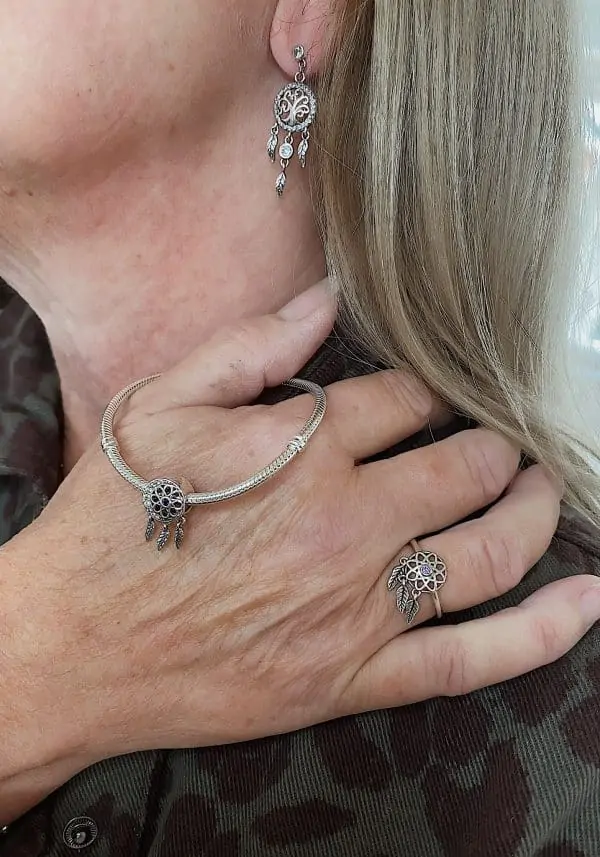 Zijaanzicht van onze prachtige giftset dromenvanger. Onze mooie oorbellen, ring en bedel zijn gemaakt van 925 sterling zilver. Ook met mooie zirkonia is onze bedels bezet. Deze cadeaset in een mooie aanbieding.