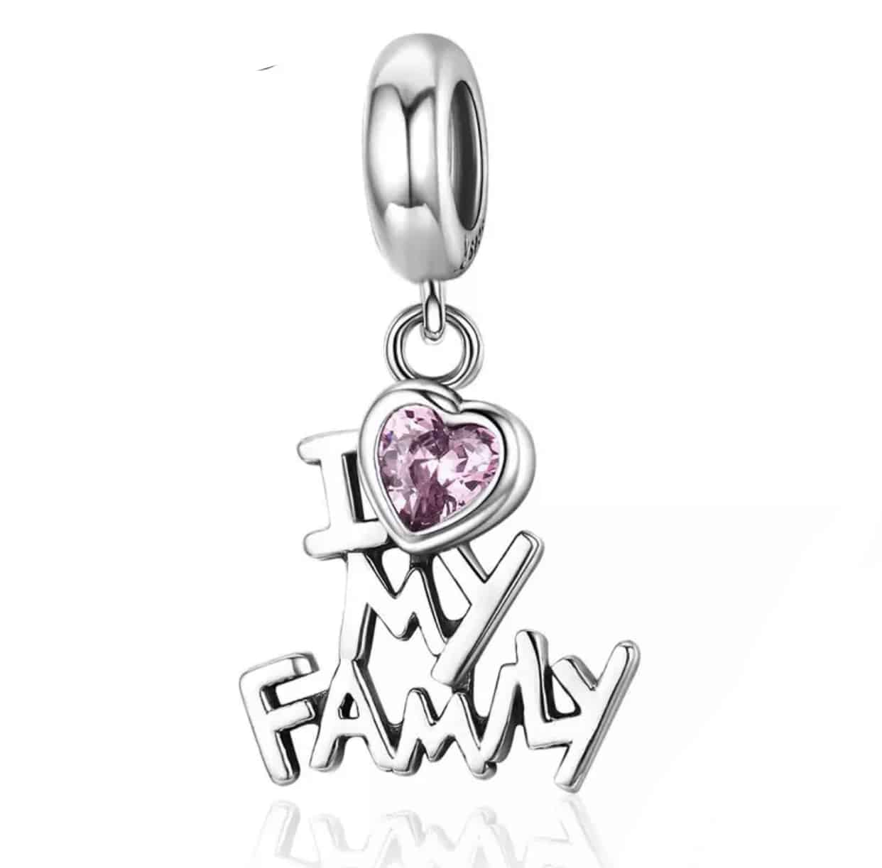 Product Afbeelding Vooraanzicht van onze I love my family charm. Deze bedel uit de familie collectie is gemaakt van 925 sterling zilver met roze zirkonia hart in roze. Een charm die uitgeeft hoe veel je van je familie houd.