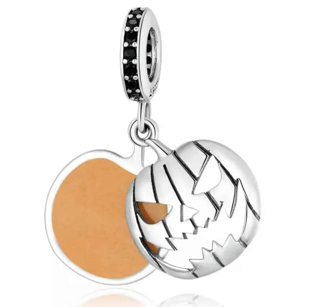 Product Afbeelding Vooraanzicht van onze prachtige 2-delige pompoen uit de halloween collectie. Deze prachtige charm is gemaakt van 925 sterling zilver. De achterste bedel is gemaakt van oranje emaille. Het voorste bedel is een charm die is opgengewerkt als een pompoentje. De charm is ingelegd met zwarte zirkonia steentjes.