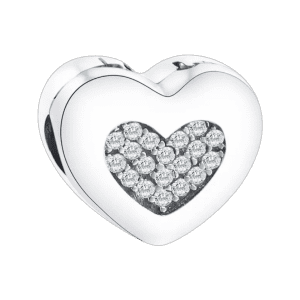Product Afbeelding Voor en Achteraanzicht van onze nieuwe clip hart. Deze hart van 925 sterling zilver is een echte eyecatcher aan je armband. In het midden van de clip zit een groot hart met zirkonia. Hou je bedels uitelkaar met deze mooi clip hartje.