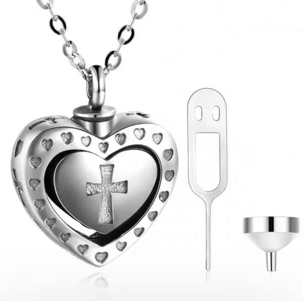 Product Afbeelding vooraanzicht van onze nieuwe as hanger kettingen. Deze ketting is gemaakt in de vorm van een hart. De randen van het hart is gegraveerd met hartjes. De as hanger is gemaakt van 925 sterling zilver. Inclusief ketting van 45 cm.