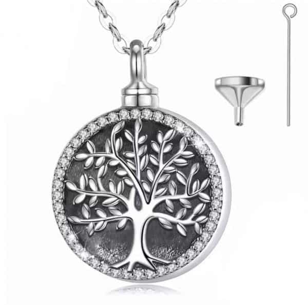 Vooraanzicht van onze nieuw ketting. Een as hanger met levensboom aan de voorkant en gravure met forever in my heart aan de achterkant. Geleverd met 50 cm ketting. Uiteraard gemaakt van 925 sterling zilver. Assecoires meegeleverd