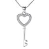 Product Afbeelding Vooraanzicht van onze prachtige sleutel ketting met hart. Deze prachtige sleutel heeft een opengewerkt hart met rondom zirkonia. De key is gemaakt van 925 sterling zilver. Inclusief ketting van 45 centimeter