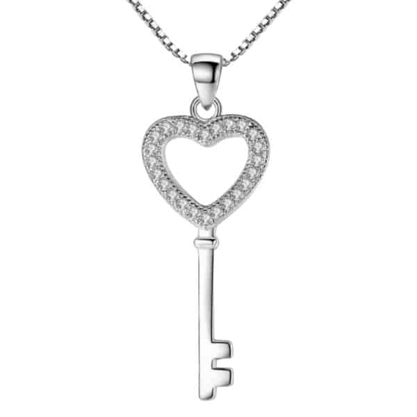 Product Afbeelding Vooraanzicht van onze prachtige sleutel ketting met hart. Deze prachtige sleutel heeft een opengewerkt hart met rondom zirkonia. De key is gemaakt van 925 sterling zilver. Inclusief ketting van 45 centimeter