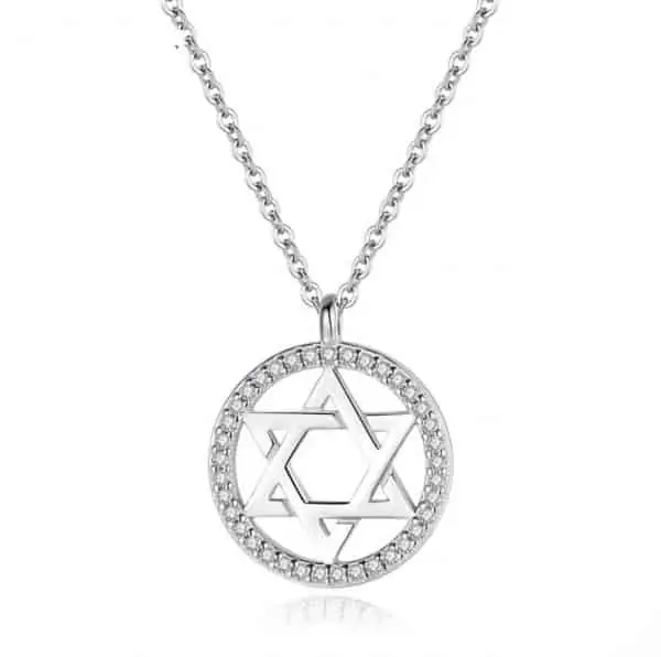 Product Afbeelding Vooraanzicht van onze prachtige davidster ketting met rondom zirkoni over het ronde gedeelte. Inclusief ketting van 45 cm. In 925 sterling zilver