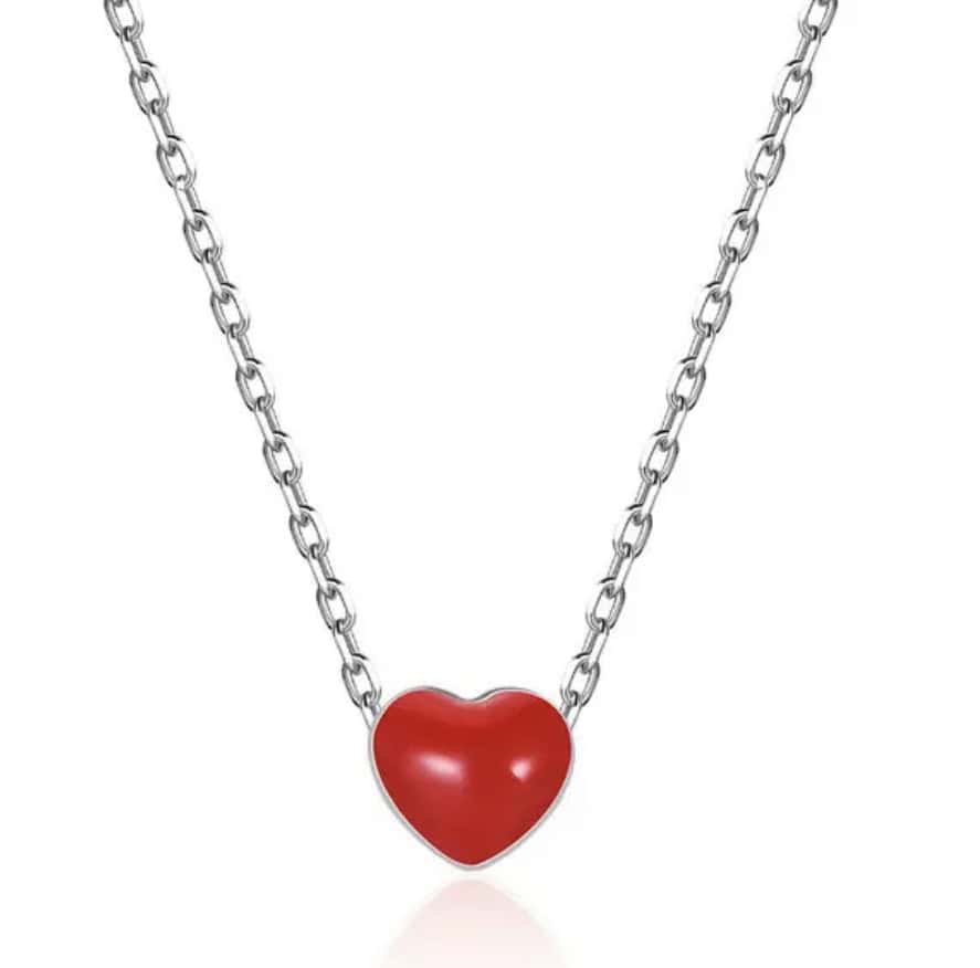 Product Afbeelding Vooraanzicht van onze lieve love ketting. Deze ketting heeft een klein rood hartje van emaille aan het midden van de ketting. De ketting is gemaakt van 925 sterling zilver.