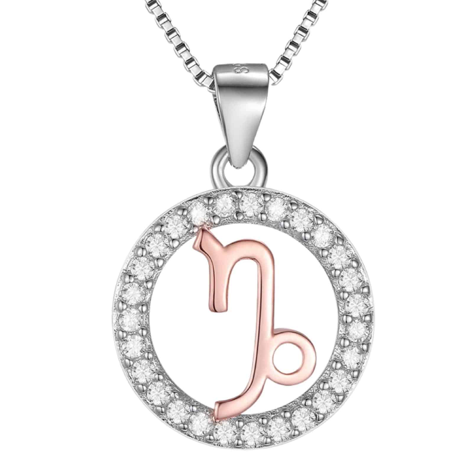 Product Afbeelding Vooraanzicht van onze prachtige ketting met het steenbok sterrenbeeld teken. De medaillon is gemaakt van 925 sterling zilver. Het horoscoop teken is gemaakt van een laagje rose. Rondom helemaal ingelegd met zirkonia.