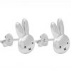 Product Afbeelding Vooraanzicht van onze nieuwe oorbellen uit onze nijntje collectie. Deze miffy oor studs zijn gemaakt van 925 sterling zilver. Deze zilveren nijntje studs zijn afgemaakt met zwarte emaille oogjes en mond.