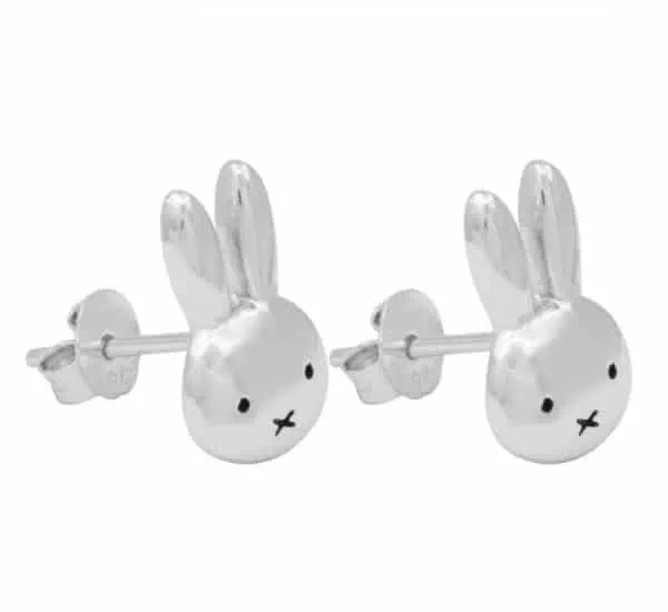 Product Afbeelding Vooraanzicht van onze nieuwe oorbellen uit onze nijntje collectie. Deze miffy oor studs zijn gemaakt van 925 sterling zilver. Deze zilveren nijntje studs zijn afgemaakt met zwarte emaille oogjes en mond.