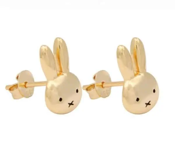 Product Afbeelding Vooraanzicht van onze nieuwe oorbellen uit onze nijntje collectie. Deze miffy oorstuds zijn gemaakt van 925 sterling zilver met een laagje 14 karaat goud. Deze gouden nijntje studs zijn afgemaakt met zwarte emaille oogjes en mond.