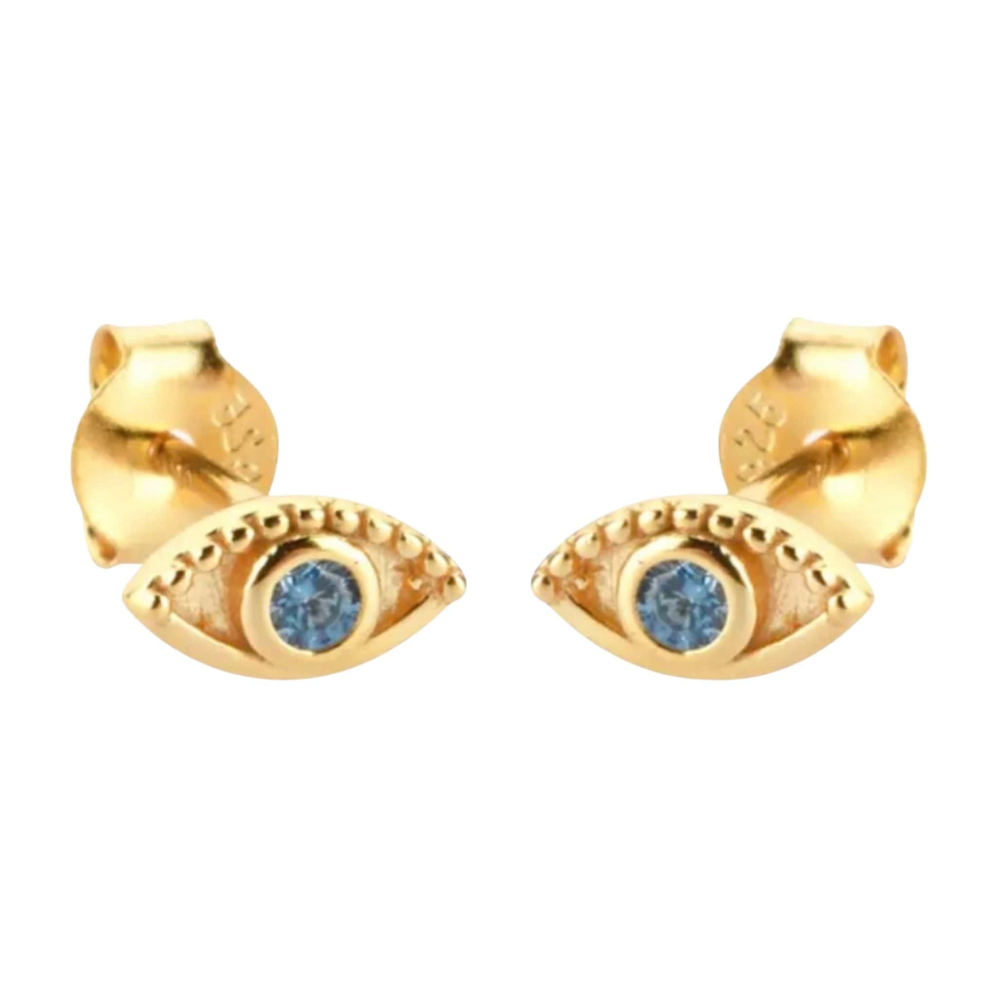 Product Afbeelding Vooraanzicht van onze prachtige gouden earstuds boze oog. Deze oorbellen zijn gemaakt van 925 sterling zilver met een laagje 14 karaat goud. De zirkonia steentjes zijn licht blauw.