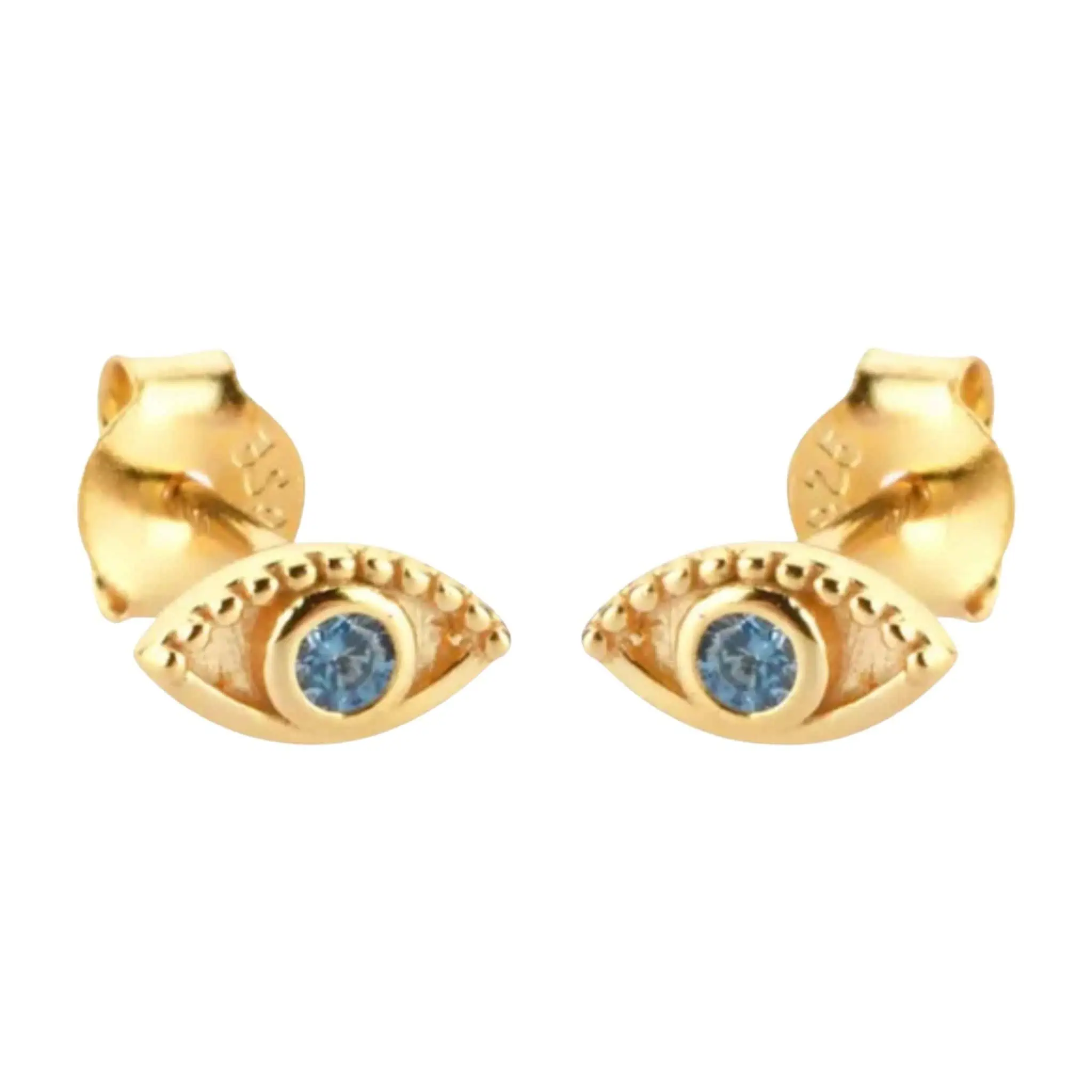 Product Afbeelding Vooraanzicht van onze prachtige gouden earstuds boze oog. Deze oorbellen zijn gemaakt van 925 sterling zilver met een laagje 14 karaat goud. De zirkonia steentjes zijn licht blauw.