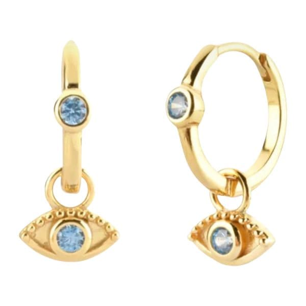 Product Afbeelding Vooraanzicht van onze prachtige gouden oorringen boze oog. Deze oorbellen zijn gemaakt van 925 sterling zilver met een laagje 14 karaat goud. De zirkonia steentjes zijn licht blauw.