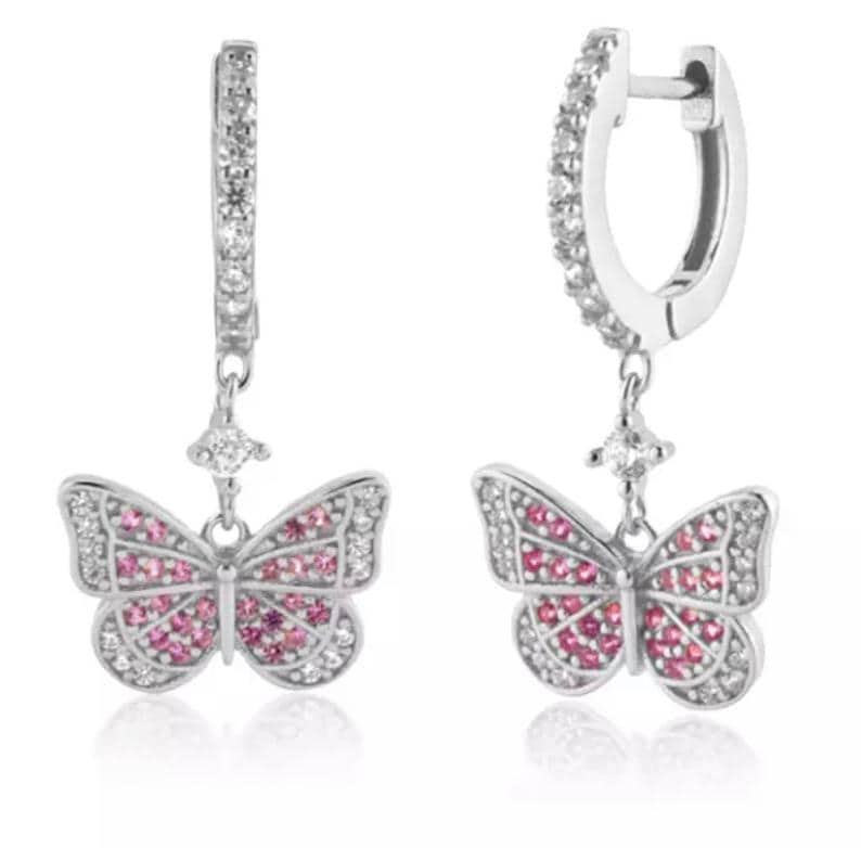 Product Afbeelding Vooraanzicht van onze prachtige vlinders met roze zirkonia steentjes. Deze vlinder oorringen zijn gemaakt van 925 sterling zilver.