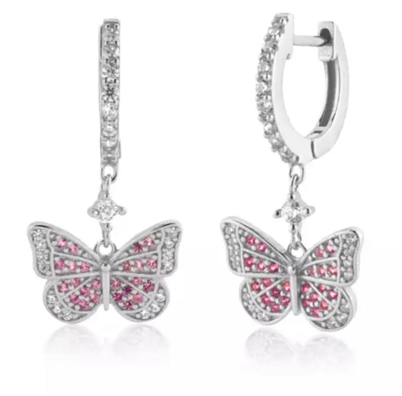 Product Afbeelding Vooraanzicht van onze prachtige vlinders met roze zirkonia steentjes. Deze vlinder oorringen zijn gemaakt van 925 sterling zilver.