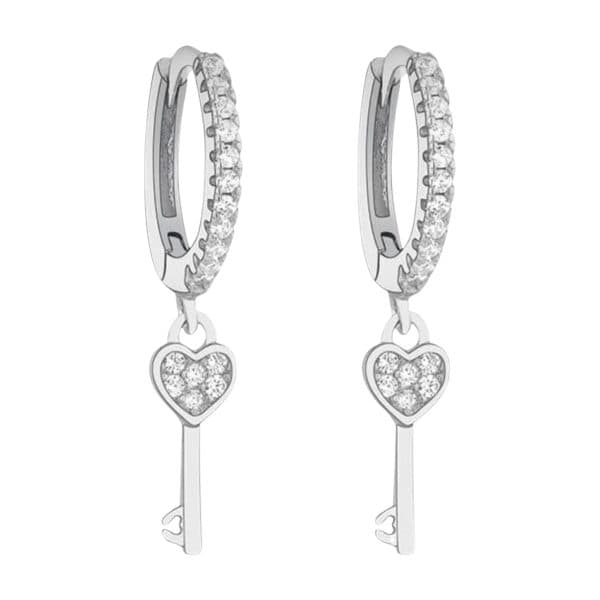Product Afbeelding Vooraanzicht van onze lieve hartjes sleutel oorringen. Deze oorbellen zijn gemaakt van 925 sterling zilver en de hartjes en ringen zijn ingelegd met zirkonia.