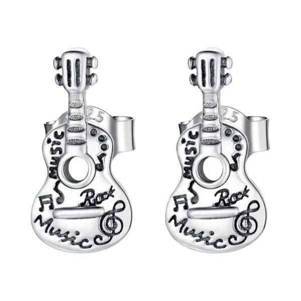 Product Afbeelding Vooraanzicht van onze prachtige oorbellen gitaar. Deze lieve gitaar studs zijn gemaakt van 925 sterling zilver en in het geheel in detail gegraveerd met zwarte emaille. Zoals love music.