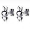 Product Afbeelding Vooraanzicht van onze nieuwe oorbellen uit de nijntje collectie. Deze super lieve studs zijn gemaakt van 925 sterling zilver en zijn afgemaakt met zwarte emaille voor de oogjes en de mond. Lief miffy oorbelletje.