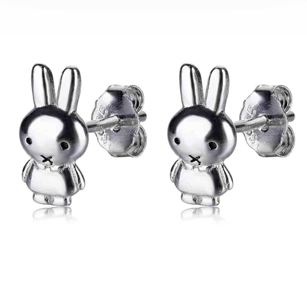 Product Afbeelding Vooraanzicht van onze nieuwe oorbellen uit de nijntje collectie. Deze super lieve studs zijn gemaakt van 925 sterling zilver en zijn afgemaakt met zwarte emaille voor de oogjes en de mond. Lief miffy oorbelletje.