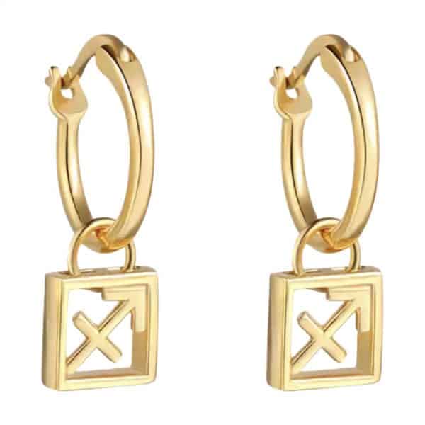 Product Afbeelding Vooraanzicht van onze nieuwe oorbellen uit de horoscoop collectie. Deze prachtige oorringen met het horoscoopteken boogschutter zijn een echte eyecatcher aan je oren. Deze oorbelletjes zijn gemaakt van 925 sterling zilver met een laagje 18 karaat goud.
