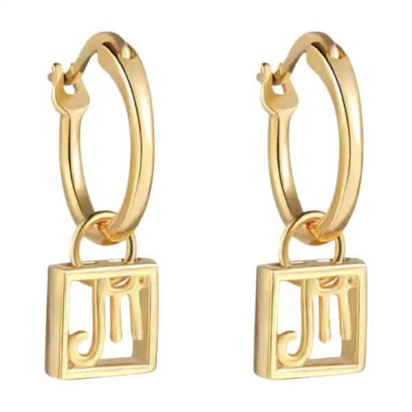 Product Afbeelding Vooraanzicht van onze nieuwe oorbellen uit de horoscoop collectie. Deze prachtige oorringen met het horoscoopteken schorpioen zijn een echte eyecatcher aan je oren. Deze oorbelletjes zijn gemaakt van 925 sterling zilver met een laagje 18 karaat goud.