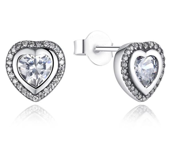 Product Afbeelding Vooraanzicht van onze prachtige hartjes oorbellen met grote zirkonia steen. Deze oorstekers zijn volledig gemaakt van 925 sterling zilver met keurmerk stempel.