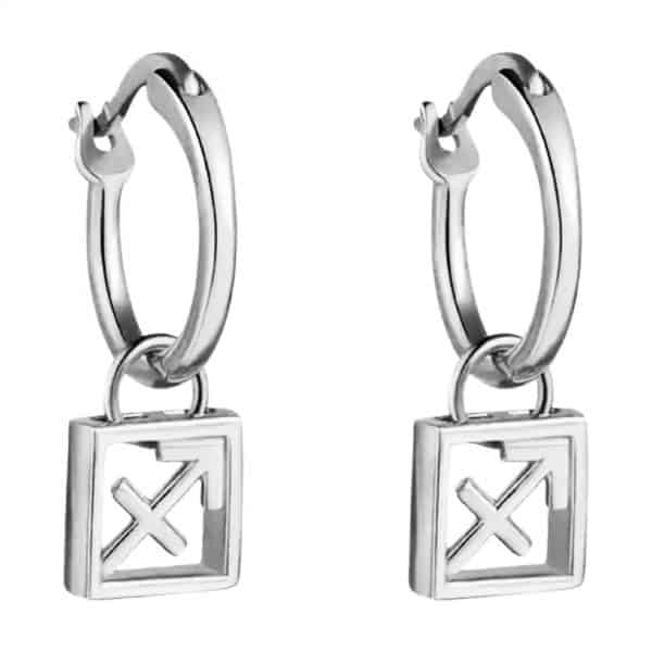Product Afbeelding Vooraanzicht van onze nieuwe oorbellen uit de horoscoop collectie. Deze prachtige oorringen met het horoscoopteken boogschutter zijn een echte eyecatcher aan je oren. Deze oorbelletjes zijn gemaakt van 925 sterling zilver.