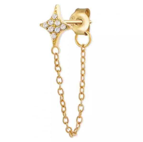 Vooraanzicht van onze gouden sterren ketting oorbellen goud. Deze longchain oorbel is een oorsteker. En fonkeld met de prachtige zirkonia's in de ster. Een echt earcatcher. Gemaakt van 925 sterling zilver.