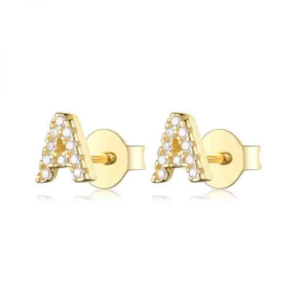 Vooraanzicht van onze nieuwe letter A oorbellen goud. Helemaal ingelegd met zirkonia. Deze gouden studs zijn een eyecatcher in je oor. Uiteraard gemaakt van 925 Sterling Zilver