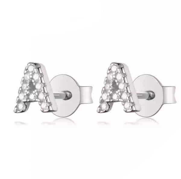 Vooraanzicht van onze letter oorbellen A. Lieve klein oorbellen die perfect zijn voor je tweede gaat. Gemaakt van 925 sterling zilver. De oorstekers zijn ingelegd met zirkonia. Deze studs maken van je oren een feestje. Zeker ook een persoonlijk cadeau.