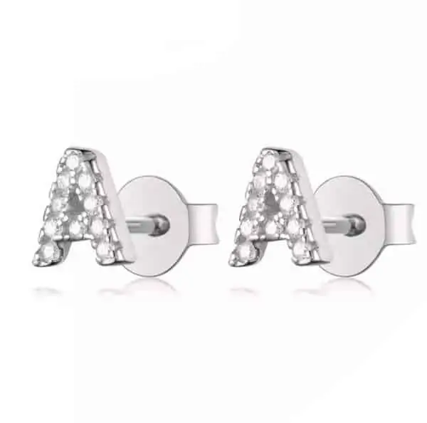 Vooraanzicht van onze letter oorbellen A. Lieve klein oorbellen die perfect zijn voor je tweede gaat. Gemaakt van 925 sterling zilver. De oorstekers zijn ingelegd met zirkonia. Deze studs maken van je oren een feestje. Zeker ook een persoonlijk cadeau.