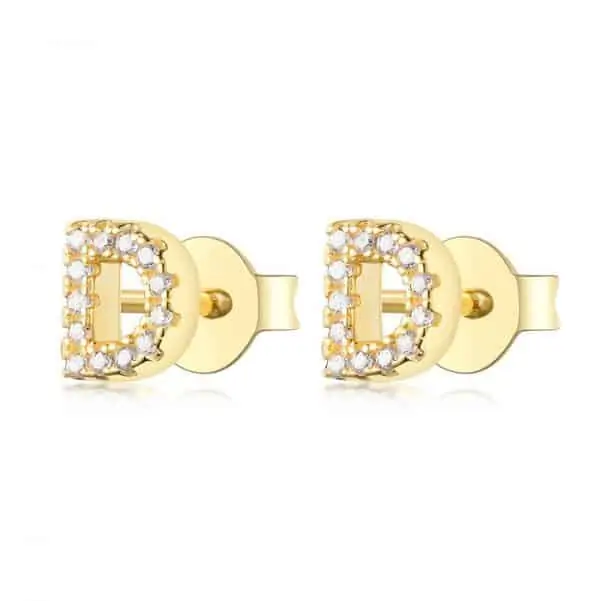 Vooraanzicht van onze nieuwe letter oorbellen goud D. Helemaal ingelegd met zirkonia. Deze gouden studs zijn een eyecatcher in je oor. Uiteraard gemaakt van 925 Sterling Zilver.