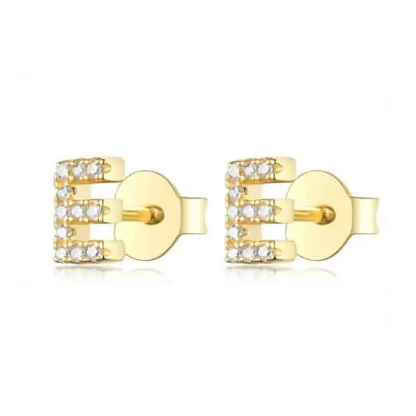 Vooraanzicht van onze nieuwe letter oorbellen goud E. Helemaal ingelegd met zirkonia. Deze gouden studs zijn een eyecatcher in je oor. Uiteraard gemaakt van 925 Sterling Zilver.