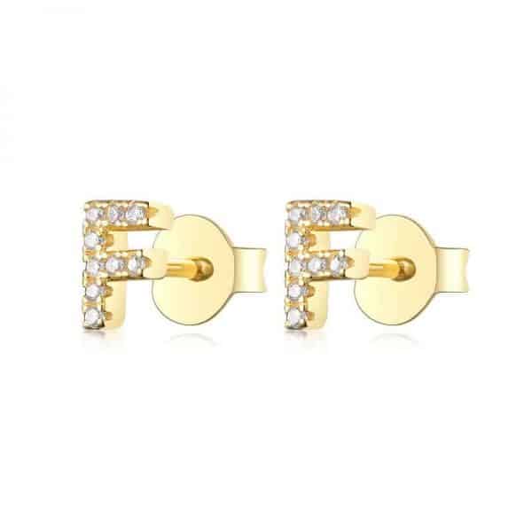 Vooraanzicht van onze nieuwe letter oorbellen goud F. Helemaal ingelegd met zirkonia. Deze gouden studs zijn een eyecatcher in je oor. Uiteraard gemaakt van 925 Sterling Zilver.