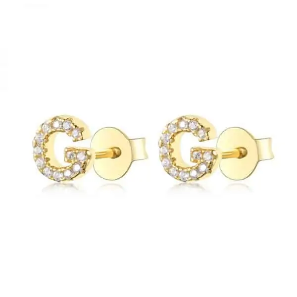 Vooraanzicht van onze nieuwe letter oorbellen goud G. Helemaal ingelegd met zirkonia. Deze gouden studs zijn een eyecatcher in je oor. Uiteraard gemaakt van 925 Sterling Zilver.